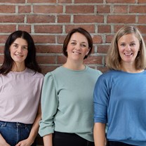 Bilde av de tre damene som svarer på Demenslinjen